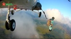 Air Force Division 372 Hones Troops’ Parachuting Skills